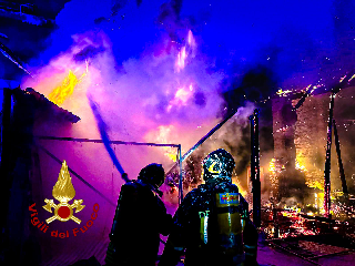 Incendio nel centro di Venaria Reale. Nessun ferito, case evacuate